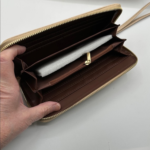 Large Tan Handbag /Tote in Vegan Leather, with a Wallet. NWT - Picture 4 of 13